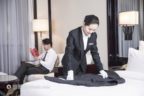 酒店服務(wù)人員疊衣服攝影服務(wù) 打造視覺盛宴與品牌升級(jí)